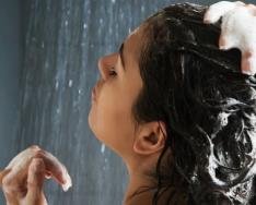 Как да миете правилно косата си, за да остане чиста и обемна по-дълго