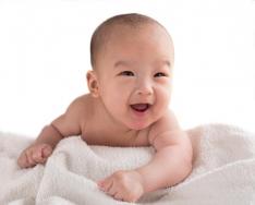 Вторият месец от живота на новороденото бебе: развитие, тегло, грижи