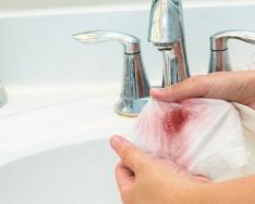 Ce și cum puteți spăla sângele de pe hainele murdare?